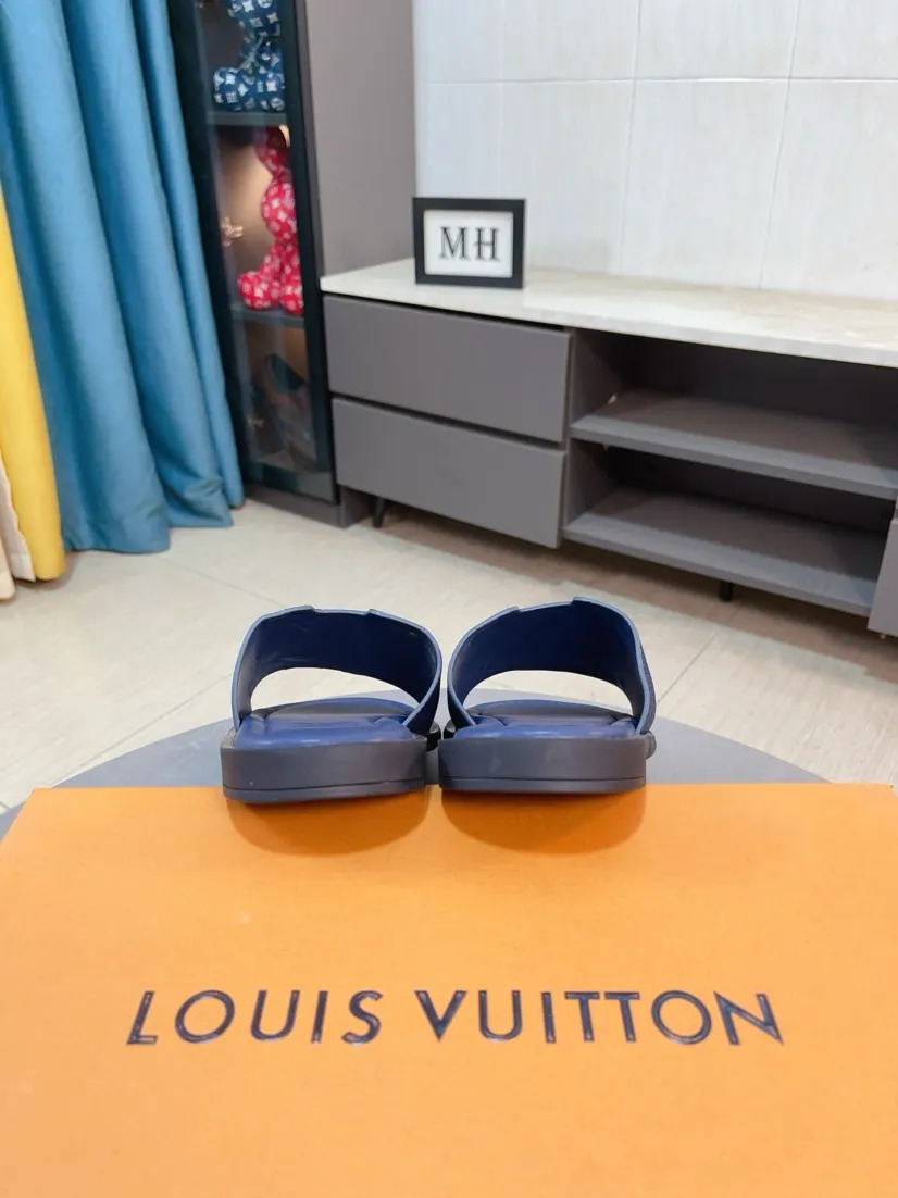 Men's shoes 💰300🌸🌸LV Ordinary men's spring and summer slippers, uppers imported from Italy, cowhide fabric, logo graphics, high-quality craftsmanship, soles: original soles specially provided by the original factory, exclusive movable molded soles super comfortable, original factory single goods, 🔍🔍high quality, you can enter and exit the counter at will, welcome to compare, size 38-45